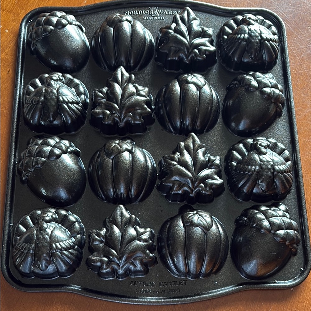 Nordic Ware Autumn Cakelet Pan